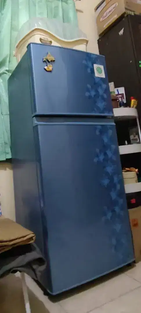 Kulkas Sharp 2 pintu warna biru
