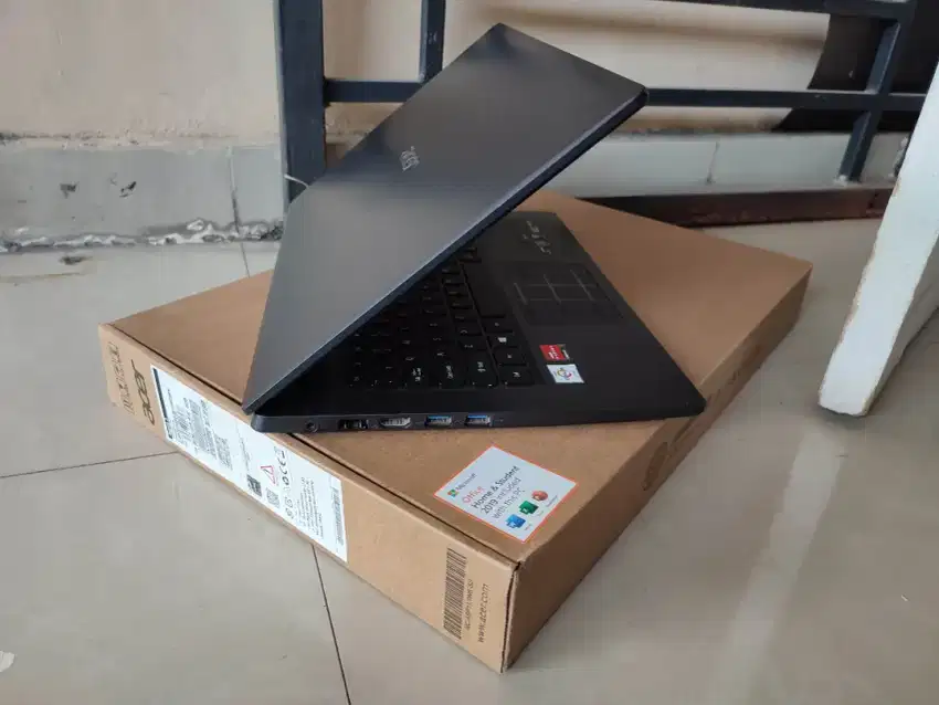 Acer like new athlon 2,3ghz ram 8gb ssd 256gb radeon 5gb FHD terawat