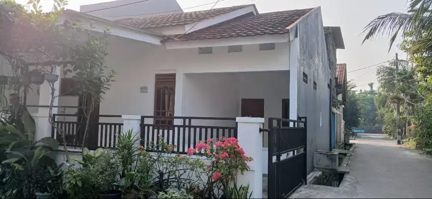 DISEWAKAN TAHUNAN RUMAH tipe HOOK di JATIASIH, KOTA BEKASI