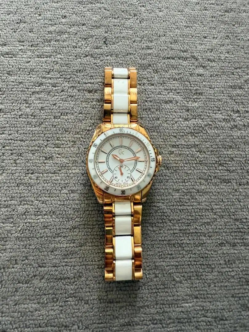 Jam tangan wanita GC 47003L.