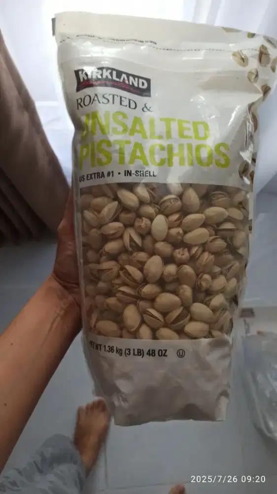 Roasted Uvsalted pistacios.