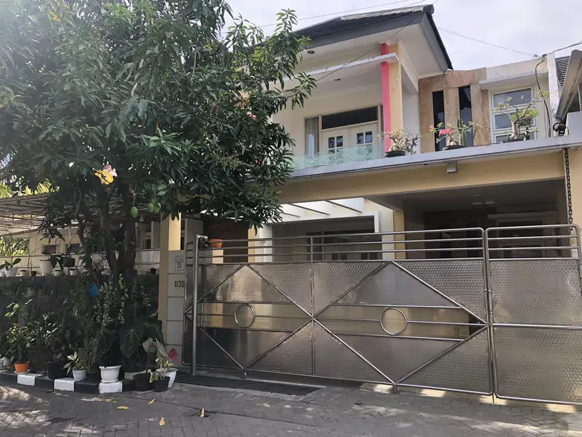 Rumah 2 Lantai di Babatan Pratama: Full Marmer Italia, Kitchen Set MWH