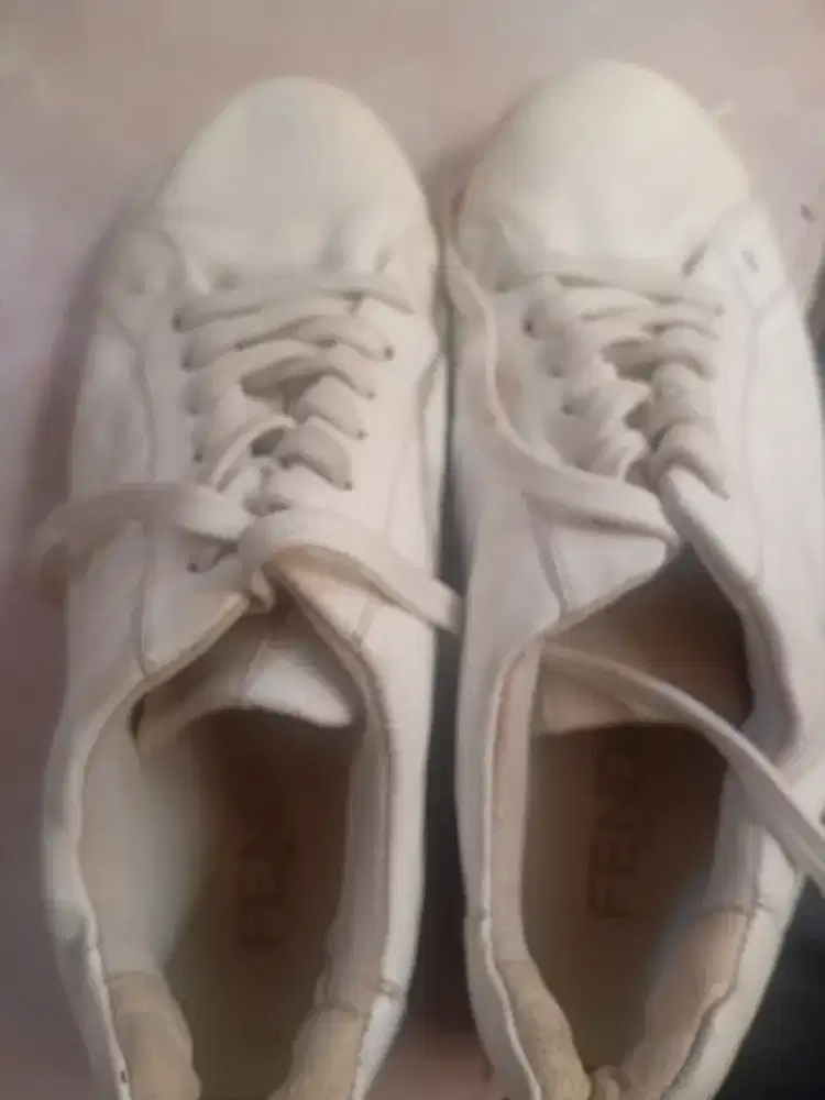 sepatu olah raga bekas