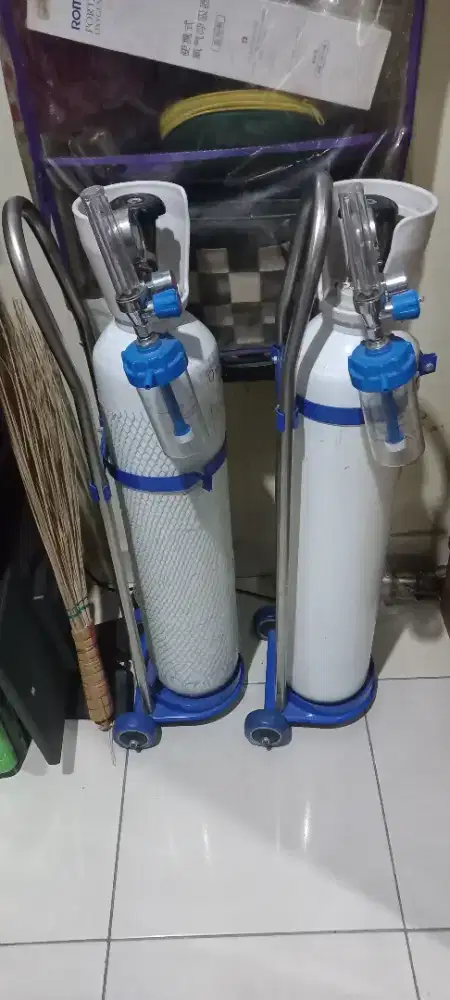 Tabung oxigen plus regulator dan trolinya