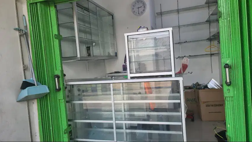 Dijual 4 buah etalase kaca