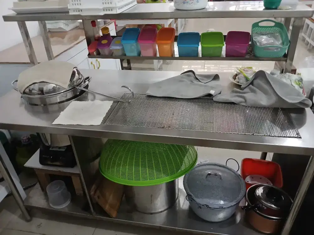 Meja stainless untuk bakso/pangsit