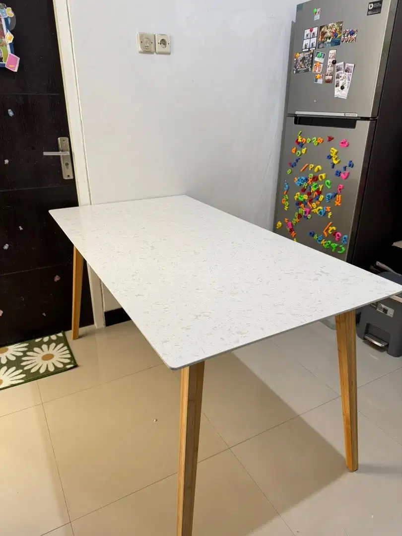 meja makan merk ikea