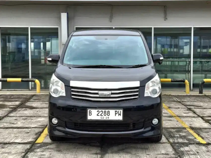 Toyota Nav1 2.0 AT. Tahun 2013. Hitam. Low km. Perfect cond