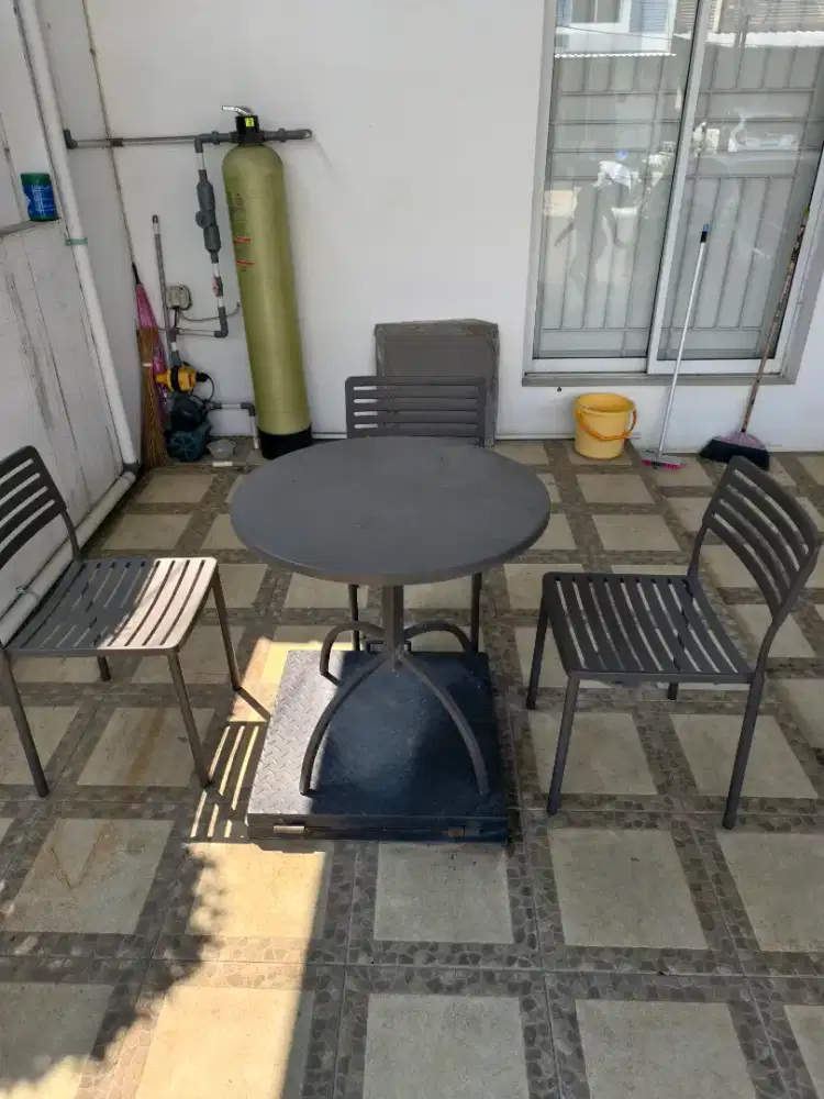 Meja Besi Bulet 4 bangku outdoor restoran merk Ace hardware / azko