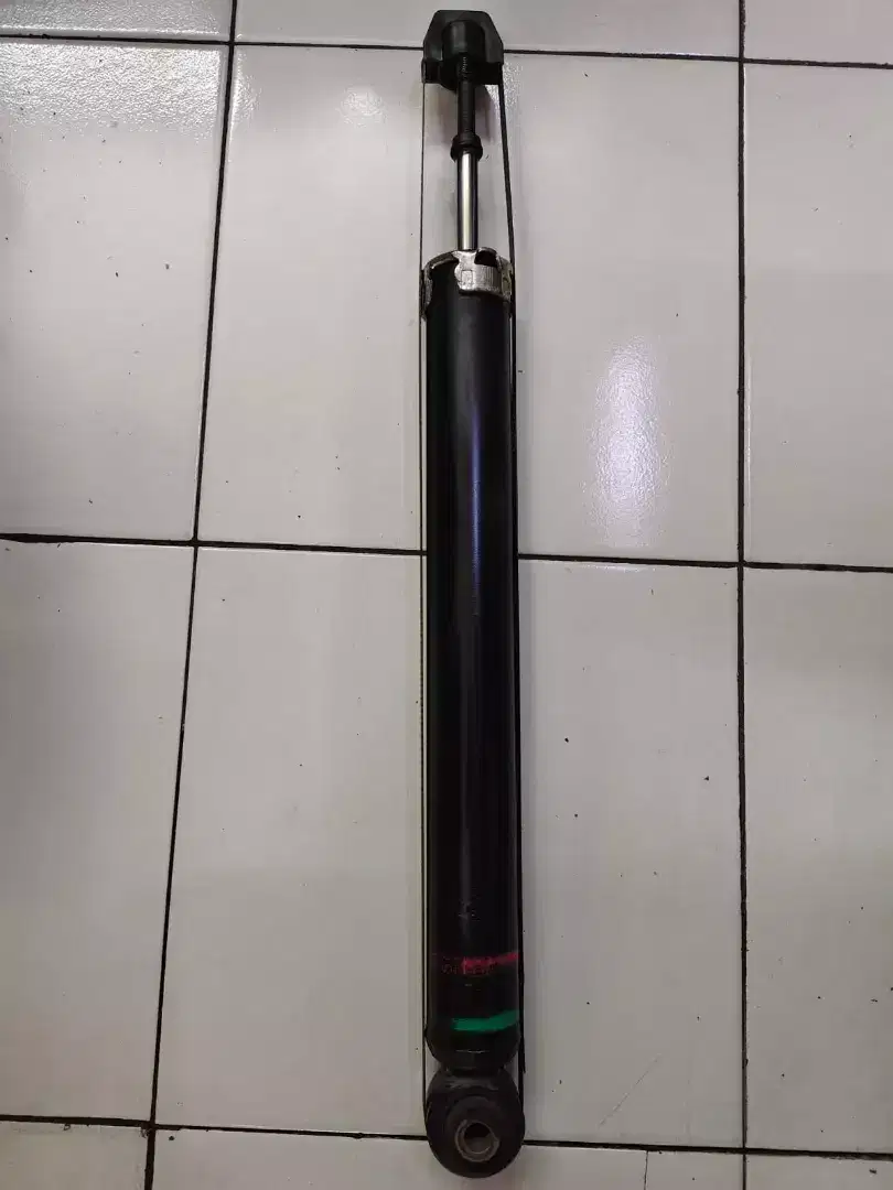 1bj shock absorber / shock breaker belakang nissan juke kondisi bagus
