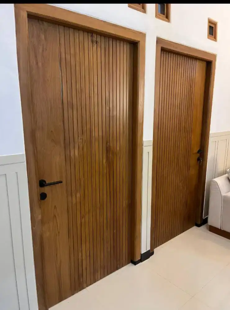 Pintu rumah kayu dan kusen jendela