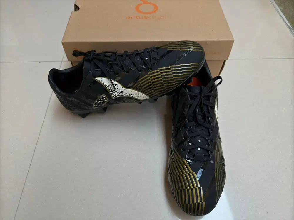 Sepatu Bola Ortuseight Original Size 41 (Black Gold White)
