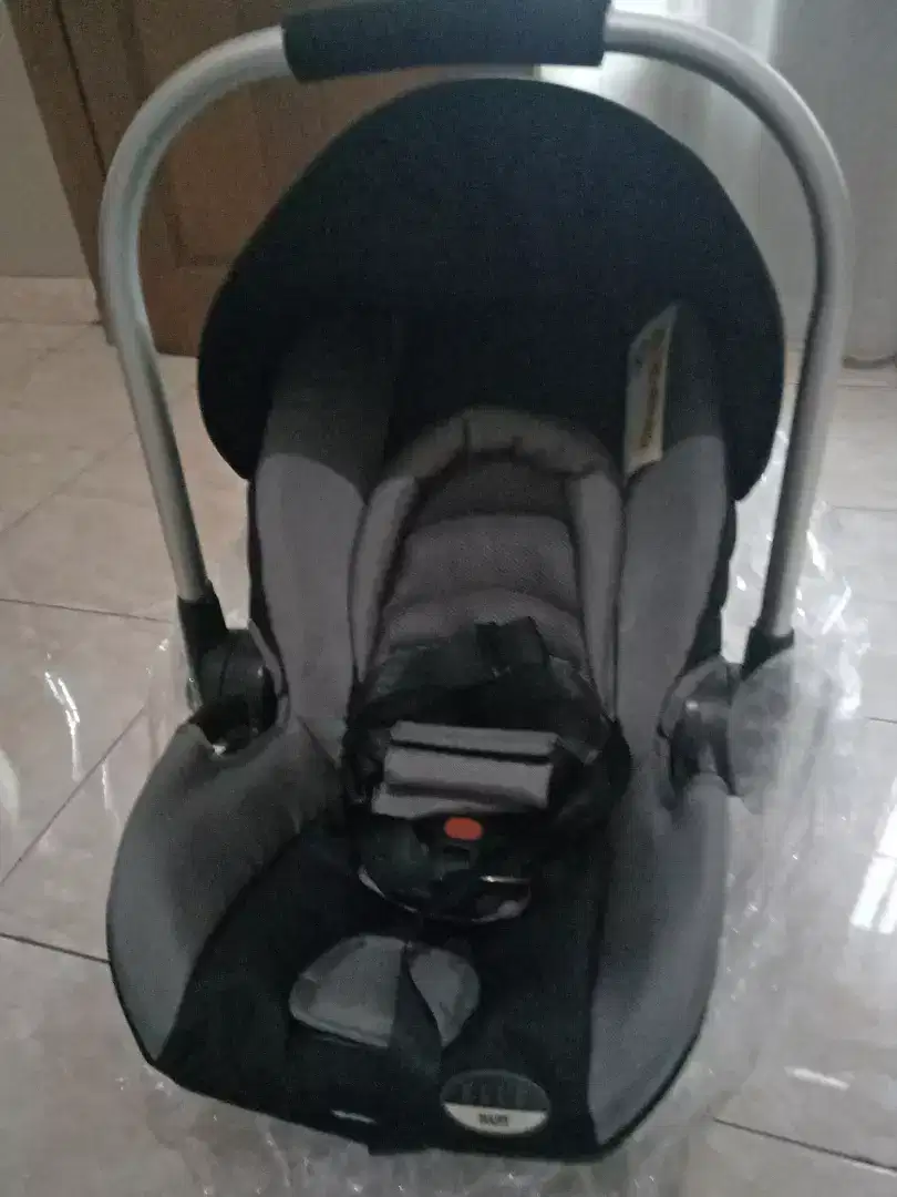 Kursi mobil bayi (baby car seat)