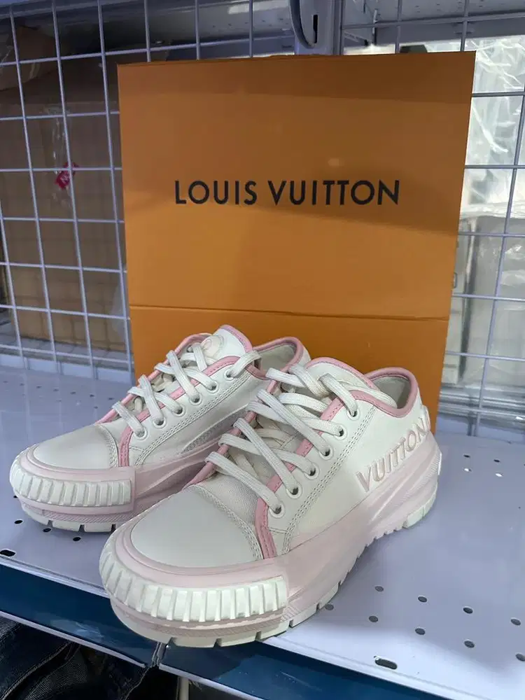 LOUIS VUITTON SQUAD SNEAKER ROSE CLAIR COLOUR