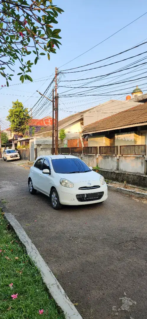 Nissan March 1.2L MT 2012 Putih
