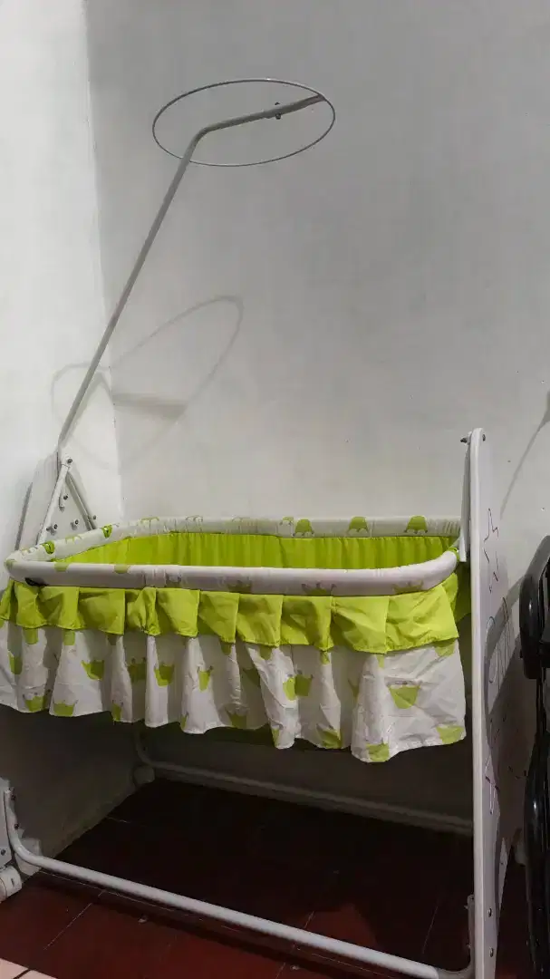 Tempat tidur ayun bayi modern