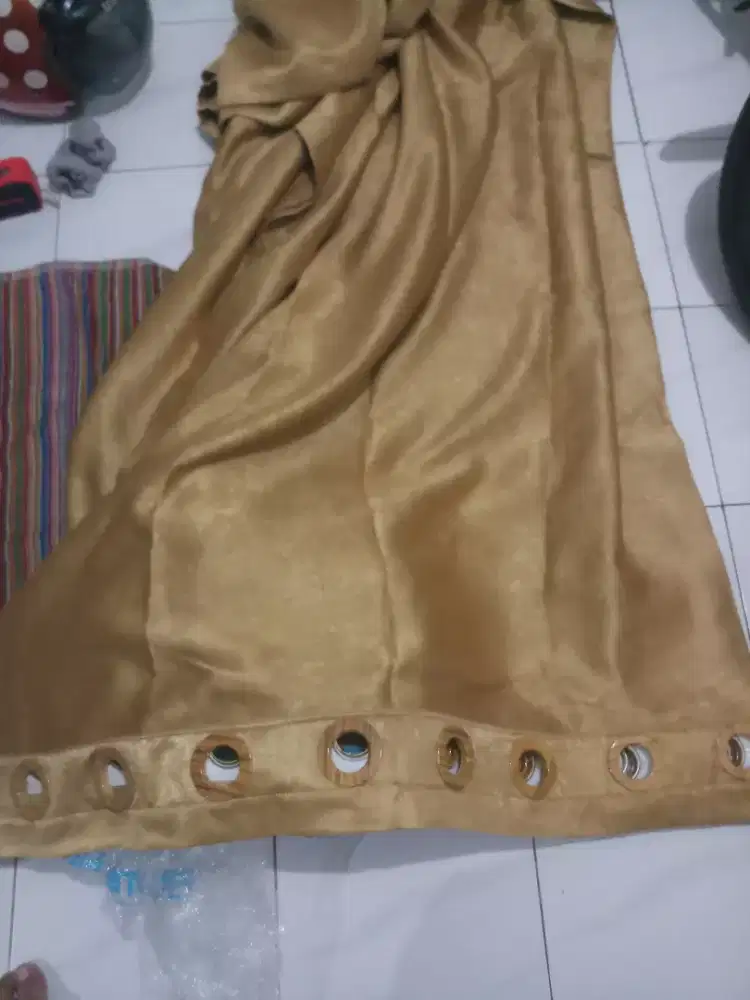 Gorden warna gold satin