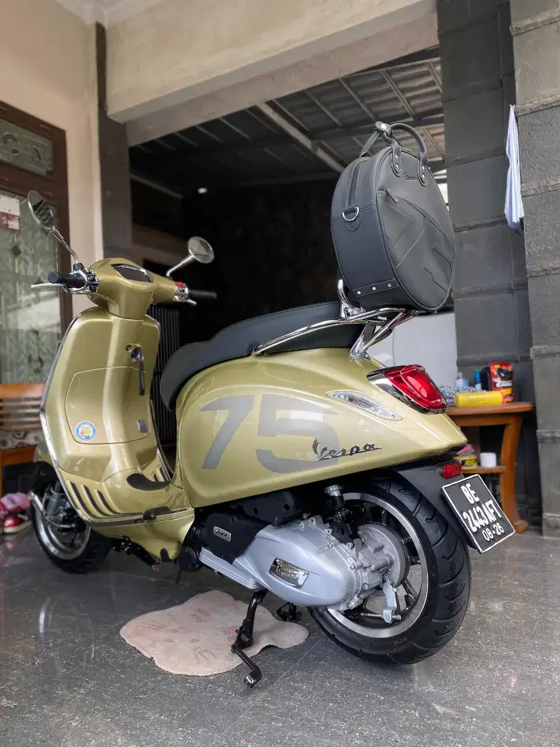 Vespa giallo 75 anniversary limited edition ABS SE 2021