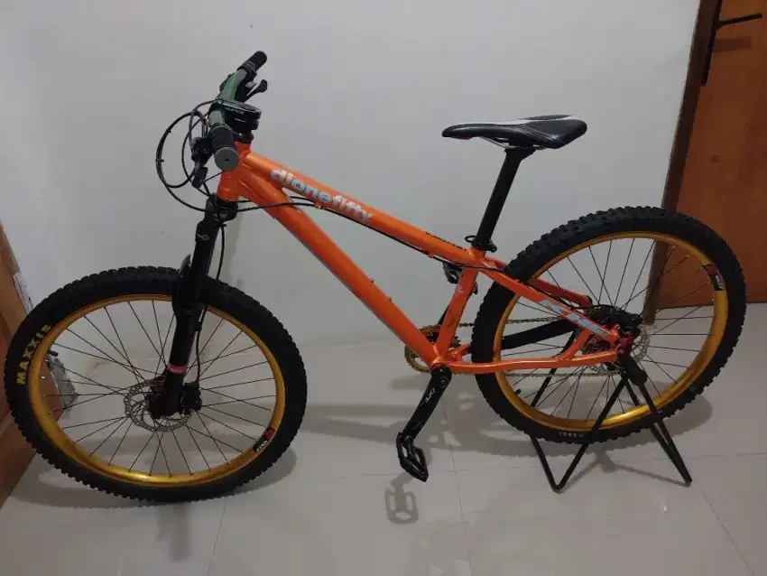 Sepeda MTB merk KHS DJ One Fifty