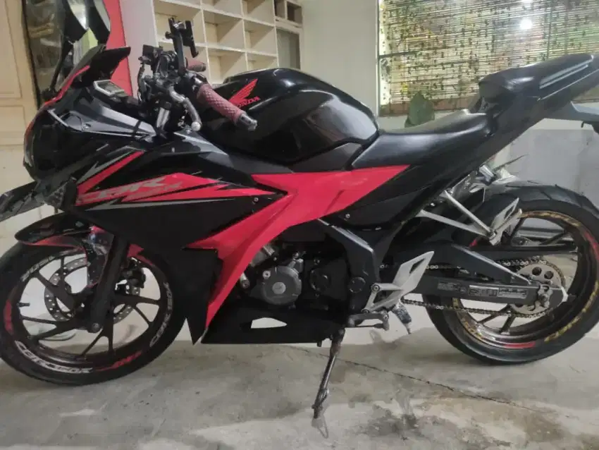 Honda CBR 150CC ( HITAM MERAH )