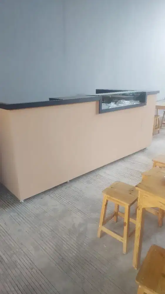 Etalase jualan makanan