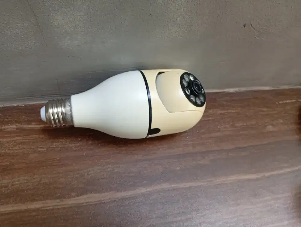 kamera CCTV Wi-Fi berbentuk bohlam (bulb camera)