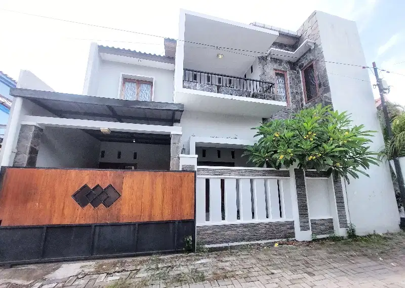 rumah 2lantai siap huni perum lokasi sumber solo cantik