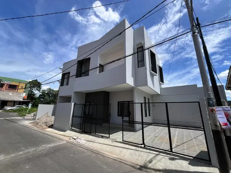 DIJUAL RUMAH MEWAH DI CIJANTUNG JAKARTA TIMUR STRATEGIS