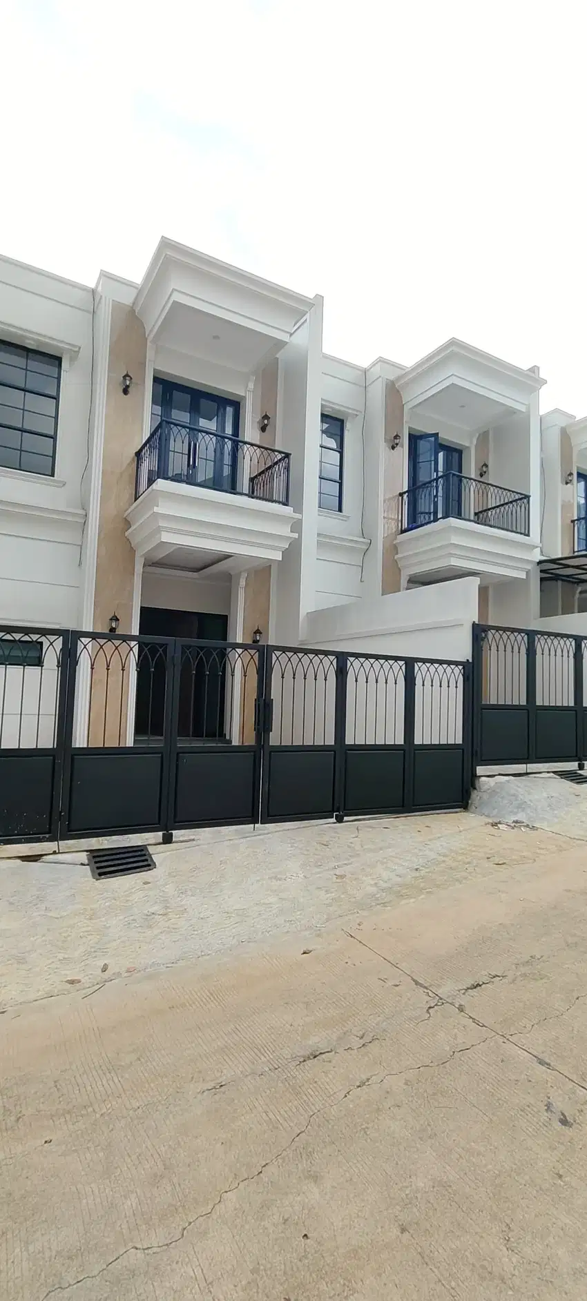 Rumah 2 lantai Siap Huni Design Eropa Bangunan Dan Tanah Sangat Luas