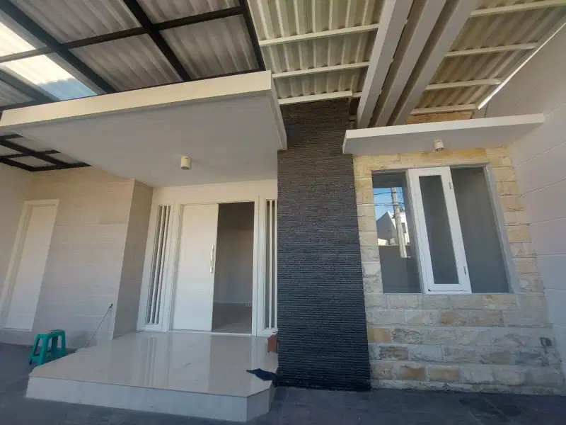 Rumah 2 Lantai Baru Renovasi di Manyar Tirtosari, Surabaya, Jatim