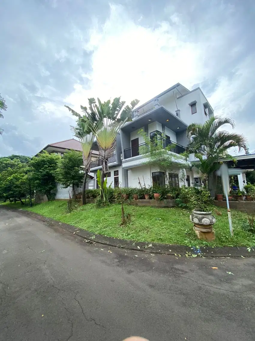Dijual Rumah Cantik 3 Lantai Taman Giri Loka BSD CITY