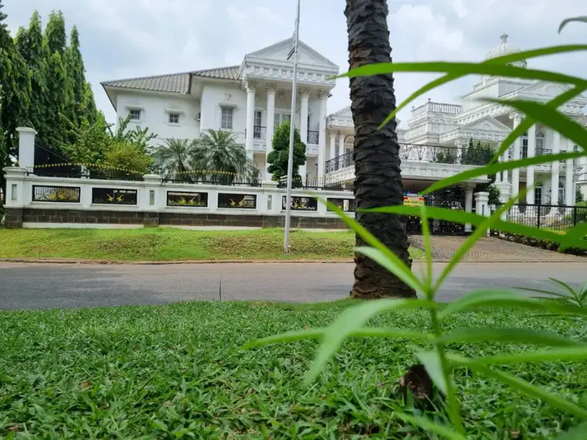 Dijual Rumah Mewah Posisi Hoek di Legenda Wisata