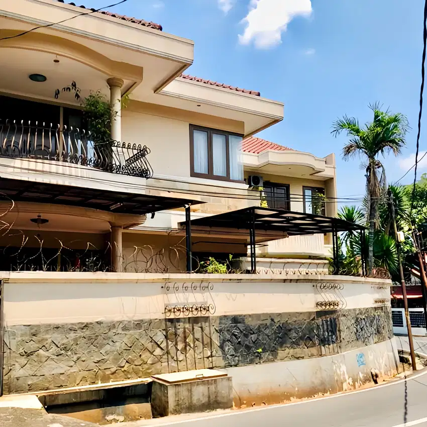 Turun Harga!Rumah Asri Hoek LT 346m2 di Jatipadang, Pejaten