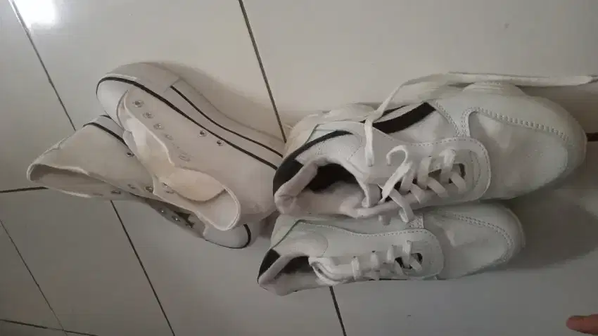 Sepatu putih olahraga/main