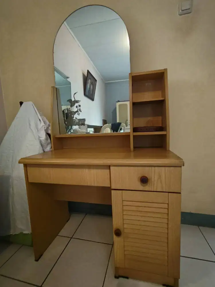 Meja Kosmetik Kaca Bulat