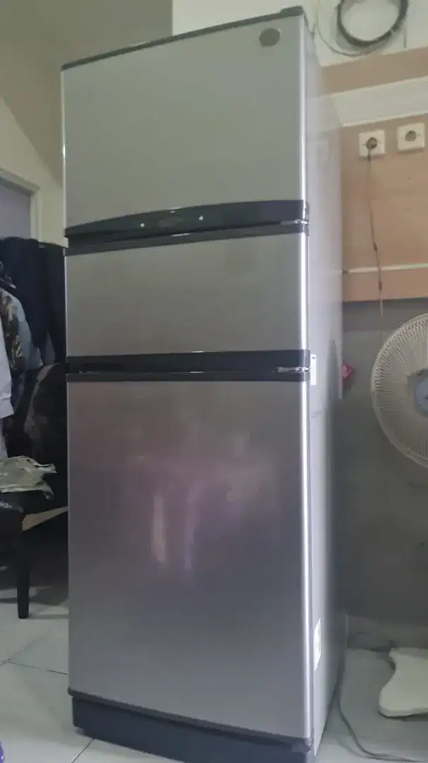 Kulkas 3 pintu Merk LG