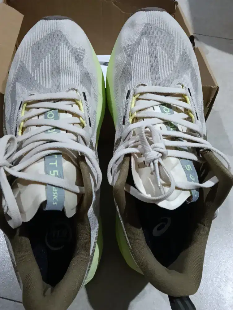 Sepatu olahraga joging