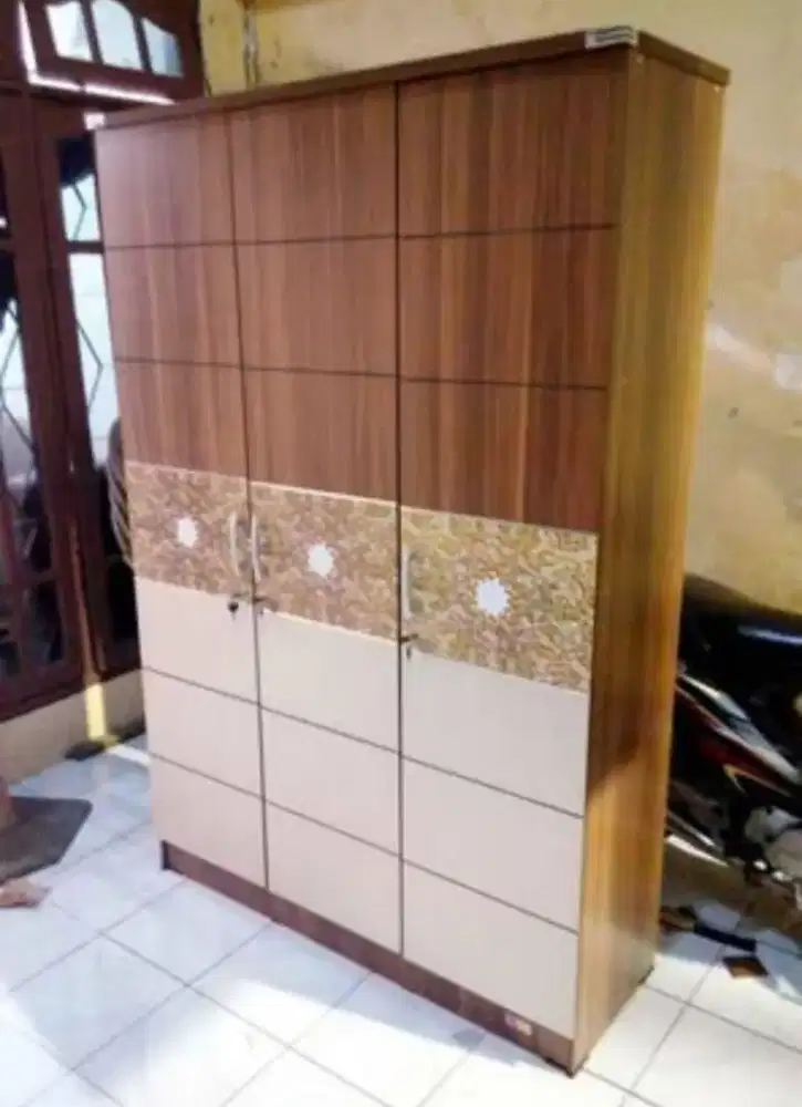 Lemari Pakaian 3 Pintu GM LP 8320 PB KL Walnut GT