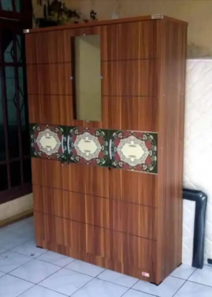 Lemari Pakaian 3 Pintu Kaca Luar GM 8327 PB KL Walnut JT