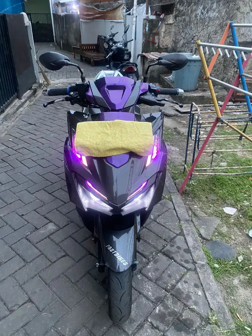 Honda Vario 160 + biled dan moonAes belakang
