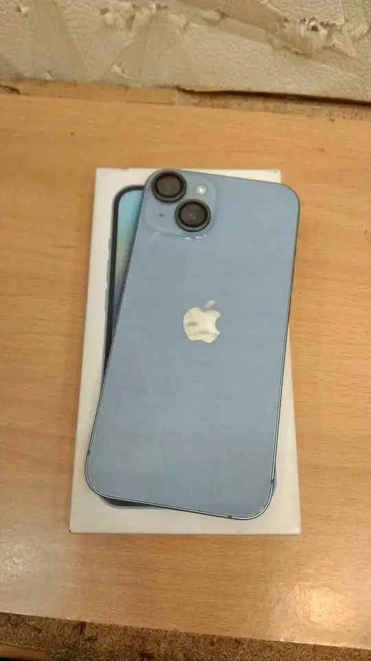 btw ini warna biru atau cyan? nyari yang hpnya sama kaya di foto iphon