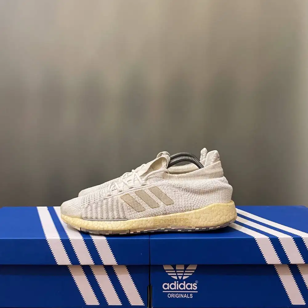42 - Sepatu Adidas Bekas Second Adidas PulseBoost HD Core White Bekas