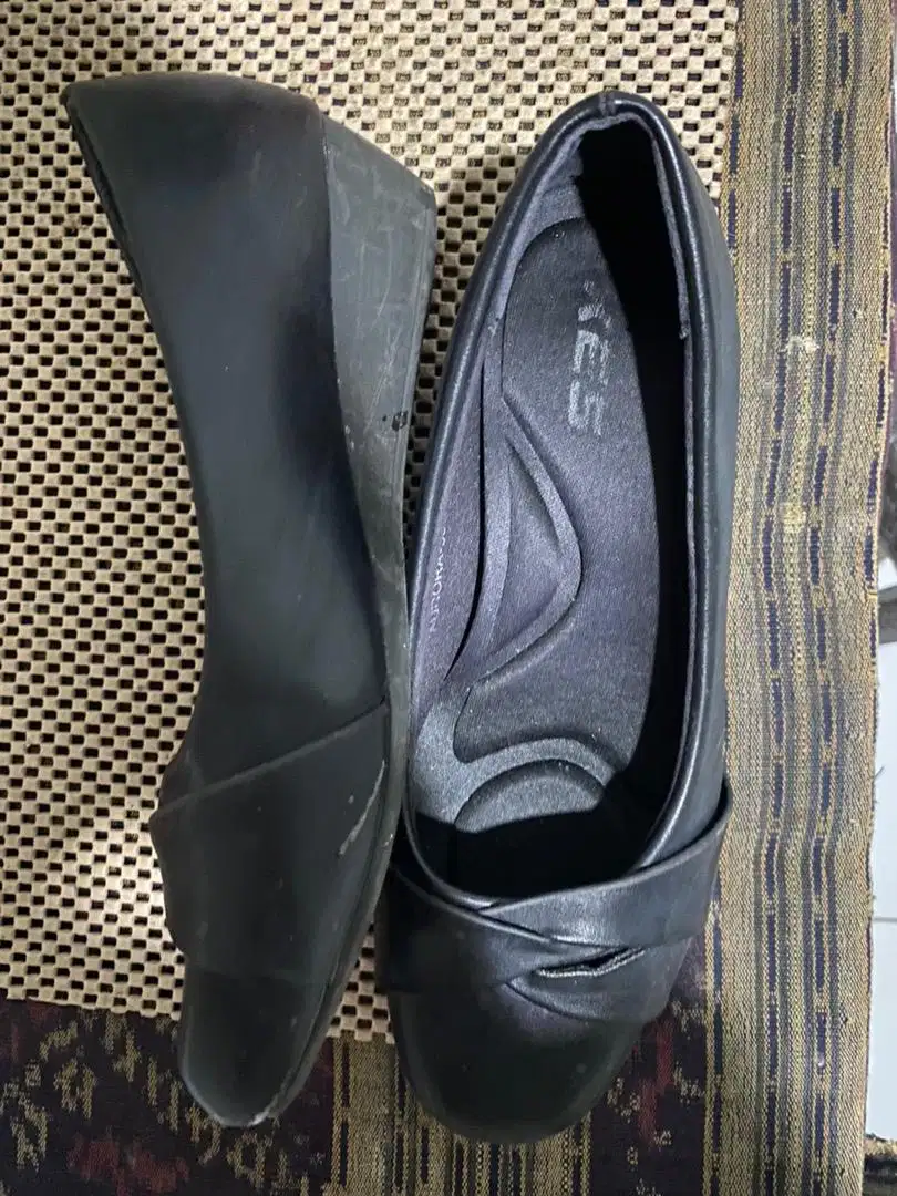 Sepatu pantofel hitam