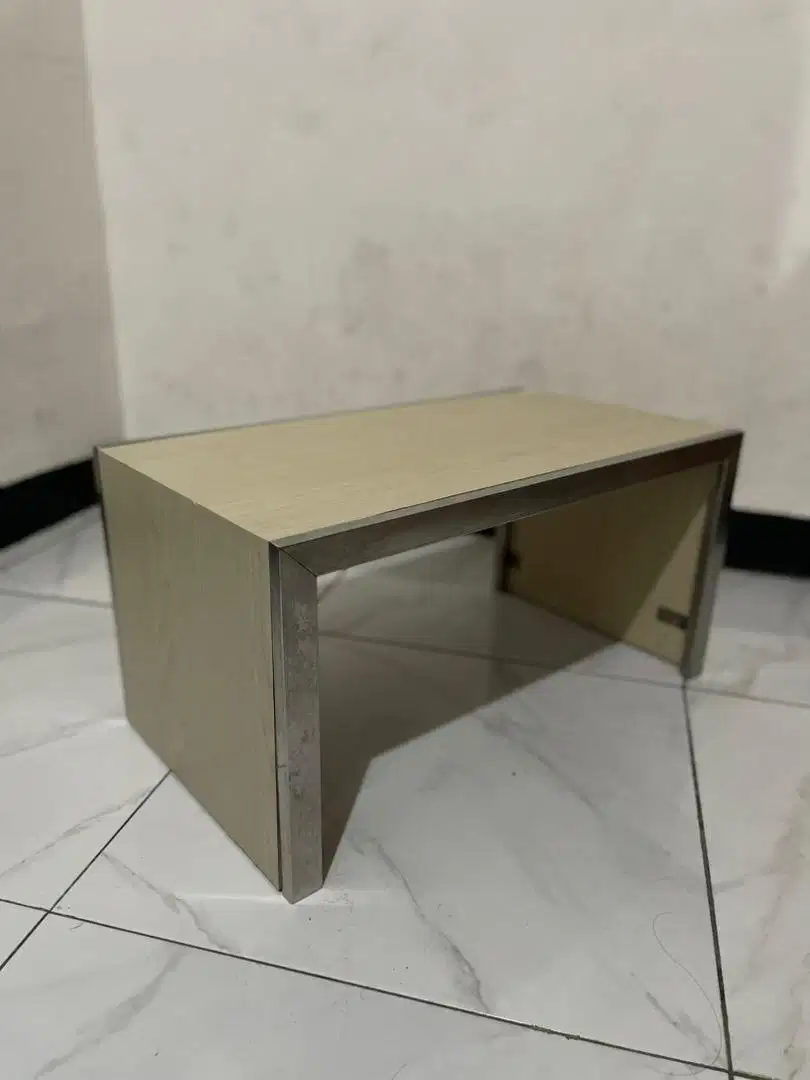 Meja estetik kecil