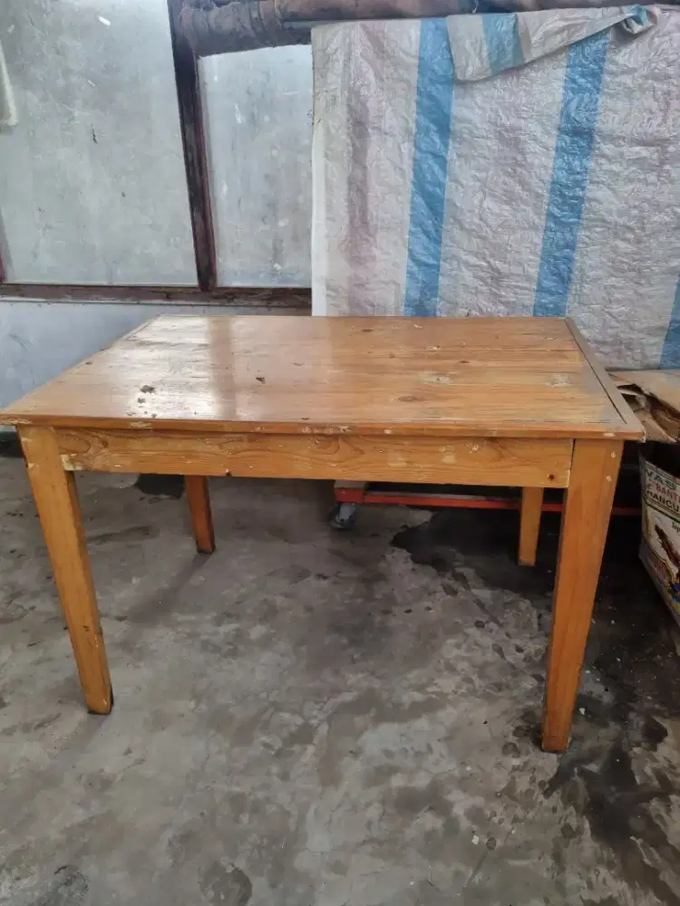 Meja makan rumah atau untuk resto atau cafe