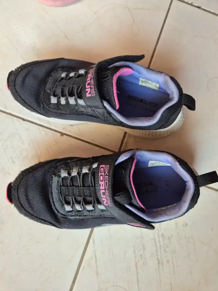 Sepatu hitam skechers