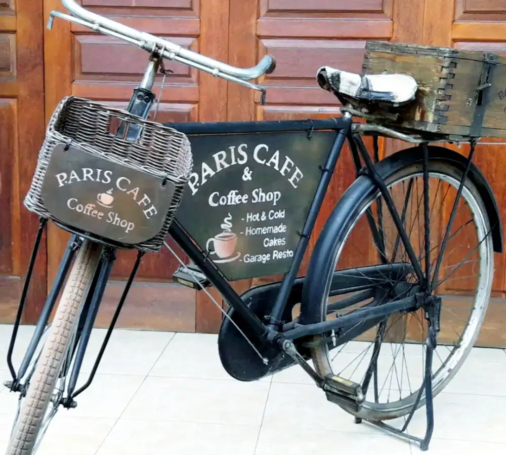 Dekorasi sepeda ontel display cafe lawas antik vintage jadul