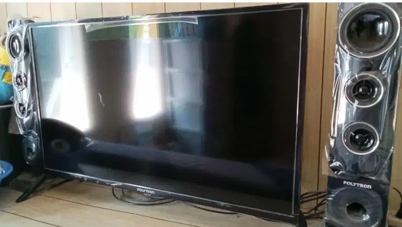 Polytron 32inch with tower speaker