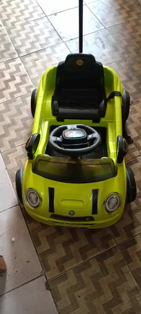 Mainan mobil dorong anak