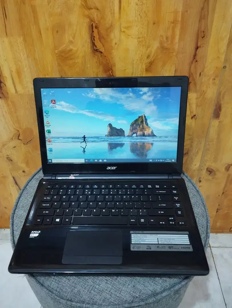 Laptop acer slim ram 4, sudah ssd, murah.